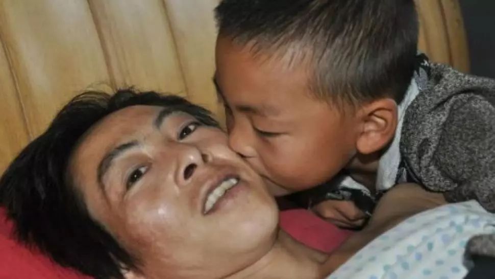 Abandonat de mamă, a fost nevoit să aibă grijă de tatăl PARALIZAT. La doar 7 ani, a luat o decizie tulburătoare