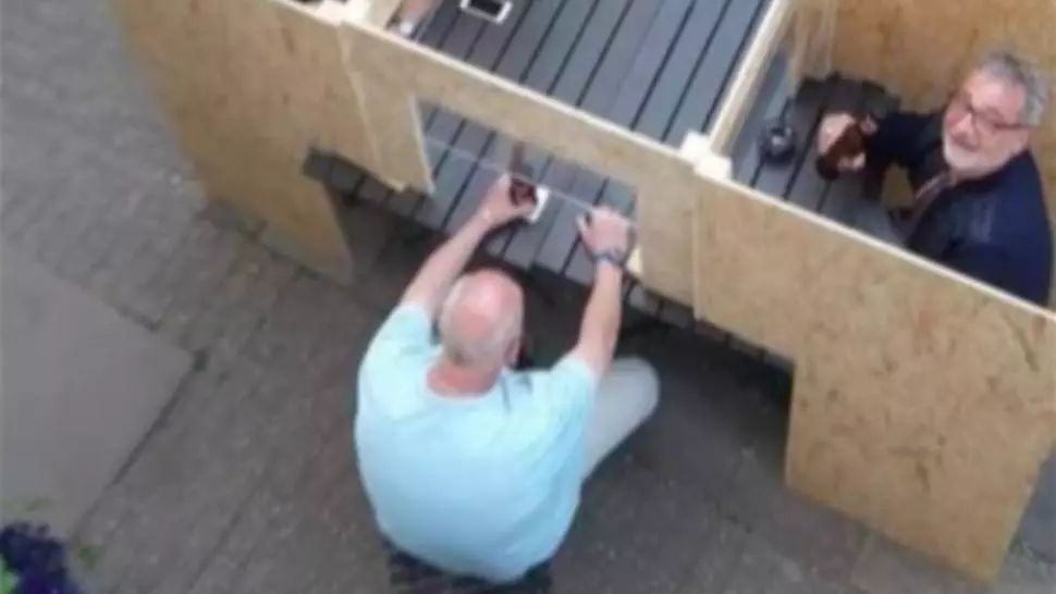 Cum se bea corect bere în pandemie, imagini virale