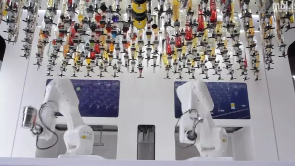 VIDEO Barul cu roboți, locul unde petreci fără teamă de COVID