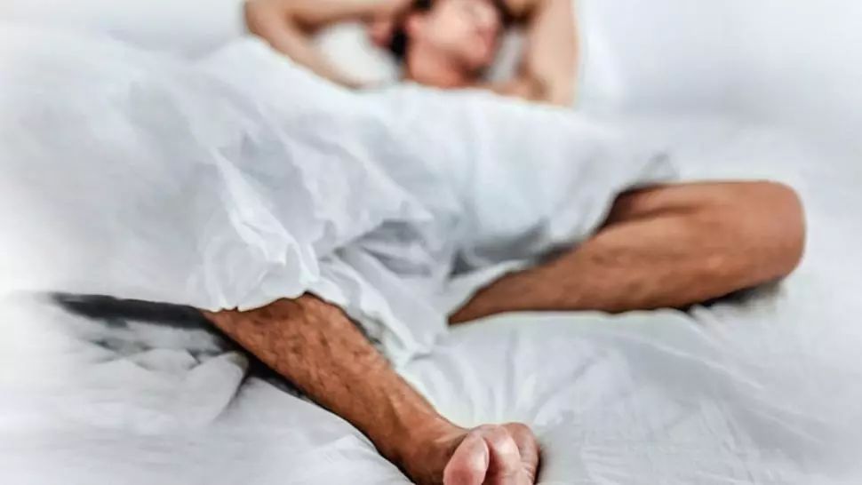 Şi-a găsit soţul în pat, în toiul zilei. Când a dat aşternutul la o parte, a împietrit! A plâns...