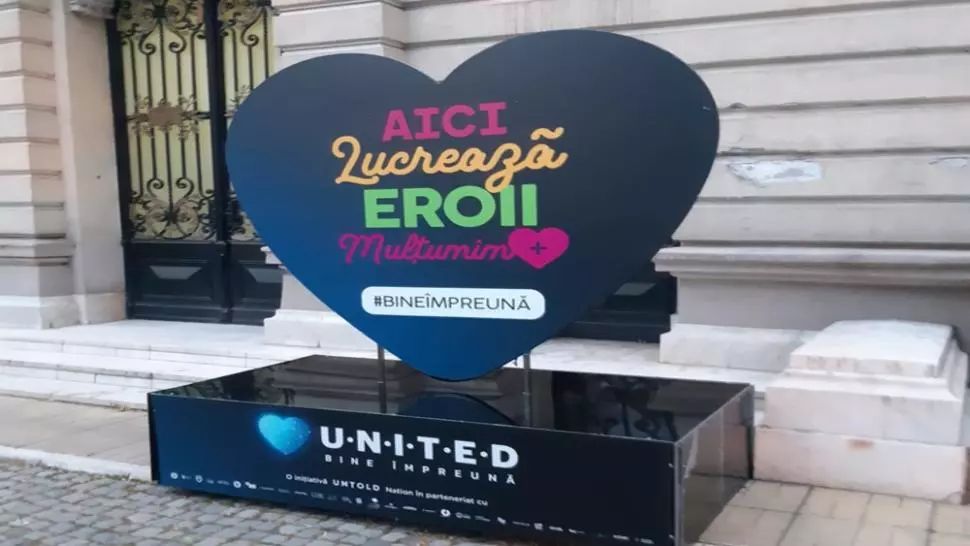 Șapte inimi, în semn de mulţumire, au fost instalate în faţa unor spitale COVID-19 din România