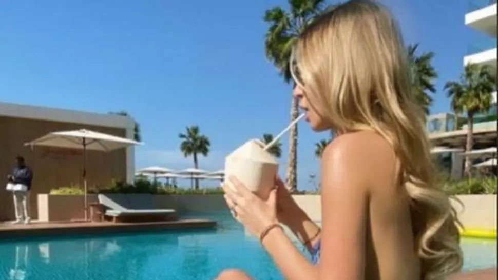 FOTO | Frumoasă și periculoasă! Soția unui star din Premier League, arestată pentru port ilegal de armă