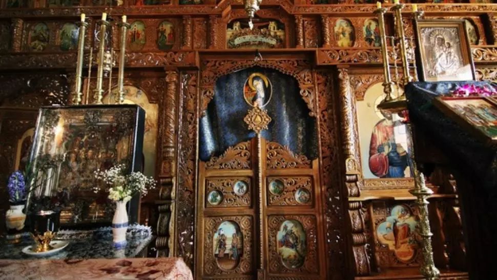 Biserica a stabilit regulile pentru starea de alertă. Slujbe în aer liber, masca obligatorie, spovedanie la 2 metri distanță