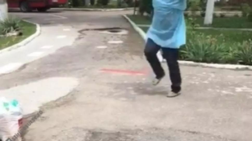VIDEO VIRAL Un bunic din Gorj a jucat hora că s-a vindecat de COVID