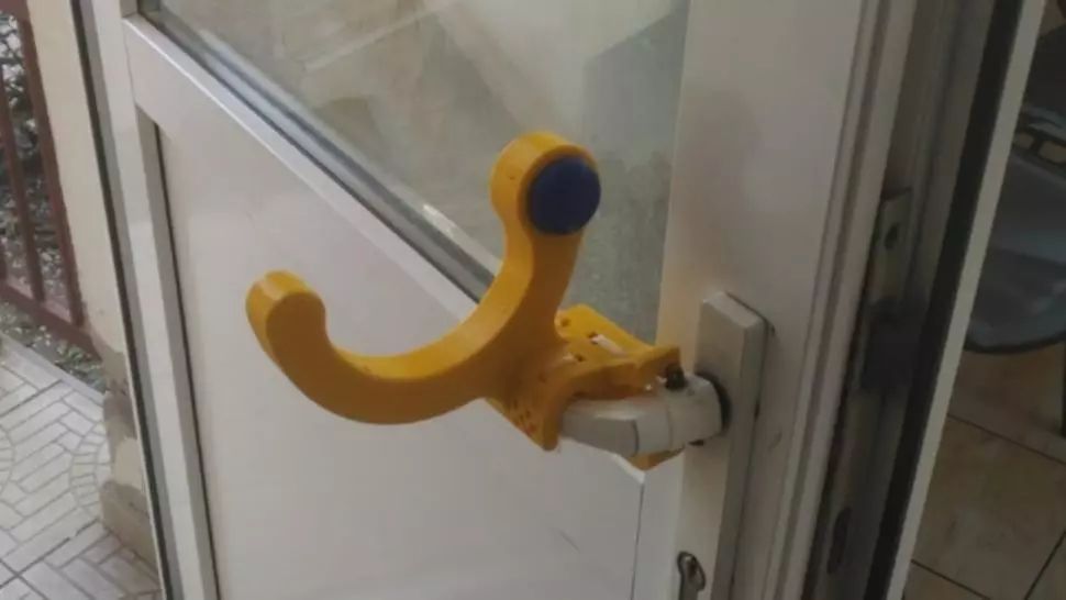 Clanțe anti-covid la Cluj. Cum se deschid ușile pentru a preveni infectarea