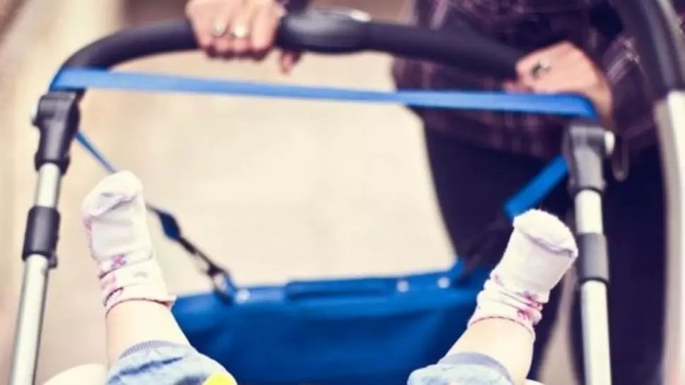 Femeie cu bebeluș de 8 luni în cărucior, împinsă pe scări de un bătrân. Micuțul s-a lovit la cap: incident șocant la Galați