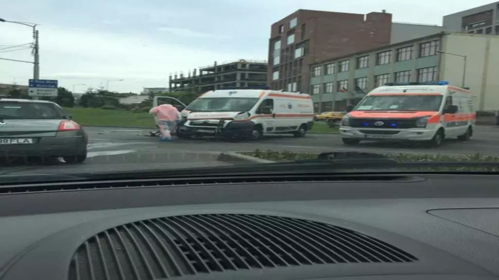 Asistentă medicală rănită după impactul dintre o ambulanţă şi un autoturism, la Cluj