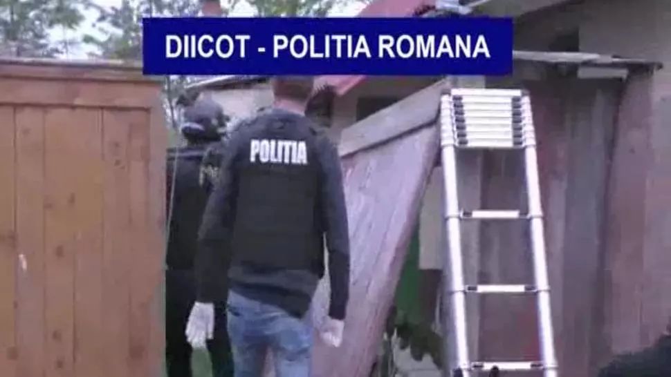 Tânără din Arad, acuzată de terorism, arestată