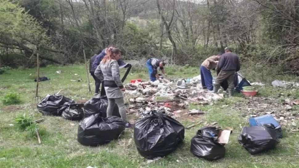 Covasna: Primăria Ozun a dat de lucru asistaților social. Saci întregi de gunoaie, adunați din spațiile verzi