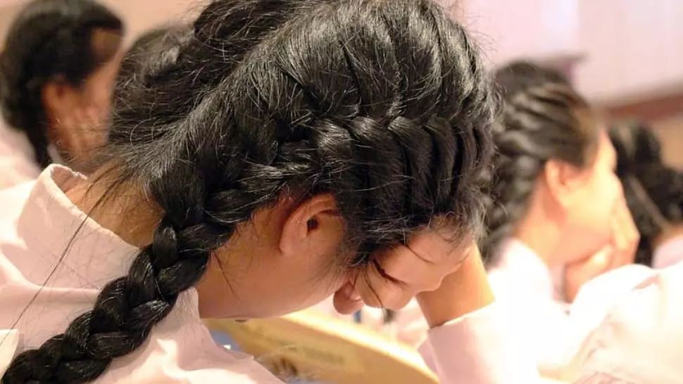 O elevă de clasa a cincea din Râmnicu Vâlcea a adus o sticlă de vin la școală să le facă cinste colegilor