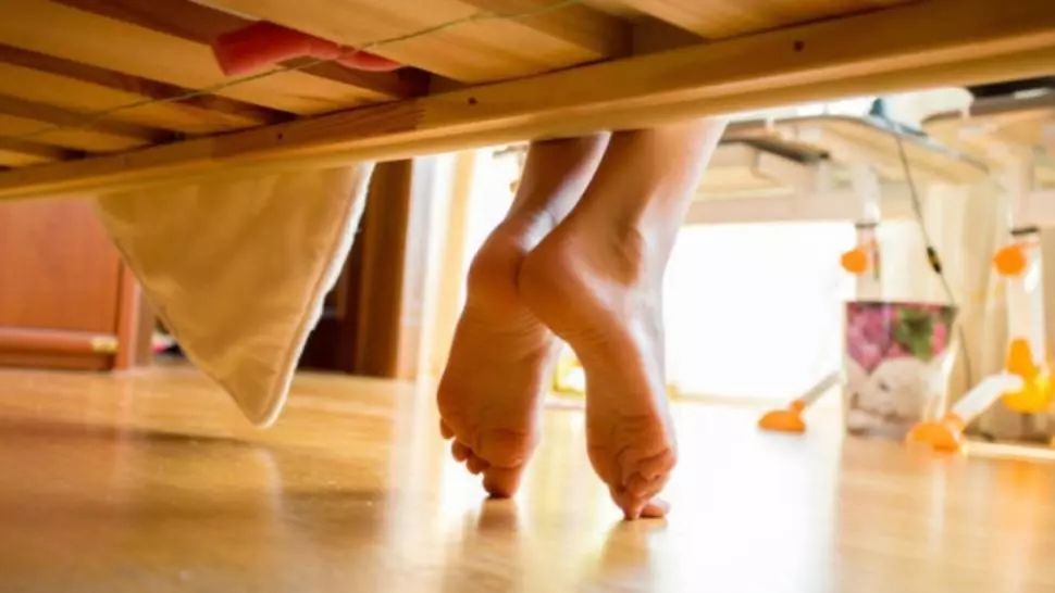 Socrii au venit într-o vizită surpriză la noră. Când s-au uitat sub pat, au simţit cum li se face rău!