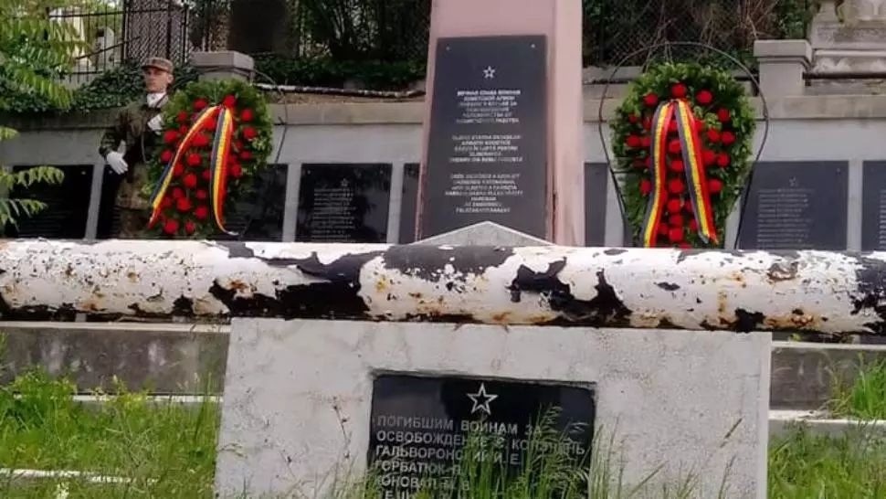 GAFĂ de proporții la Turda, de Ziua Eroilor! Coroane și onoruri militare pentru soldații sovietici în locul celor români