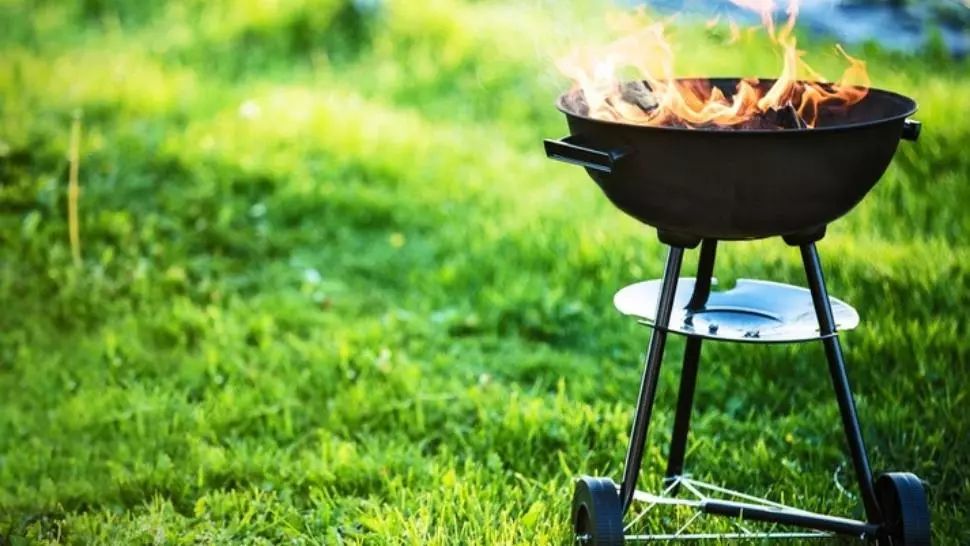 Caz șocant, în Italia: român atacat cu toporul de un vecin, după ce a făcut grătar