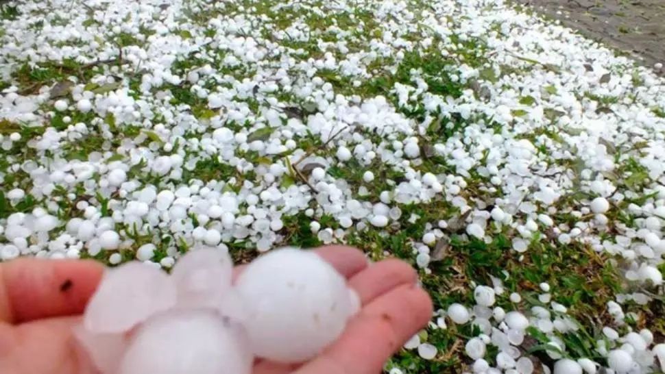 Vijelia şi grindina au făcut prăpăd într-o localitate din Hunedoara (VIDEO)