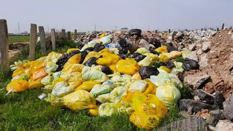 Bombă biologică la marginea Capitalei! Zeci de saci cu seringi, perfuzii, pe câmp. Ce spun autoritățile