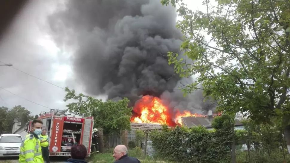 VIDEO + FOTO Incendiu de proporții lângă Iași, s-a activat RO-ALERT