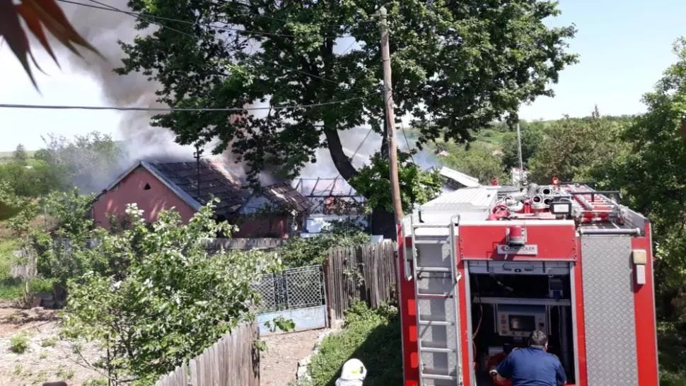 VIDEO Incendiu devastator într-o localitate din Olt