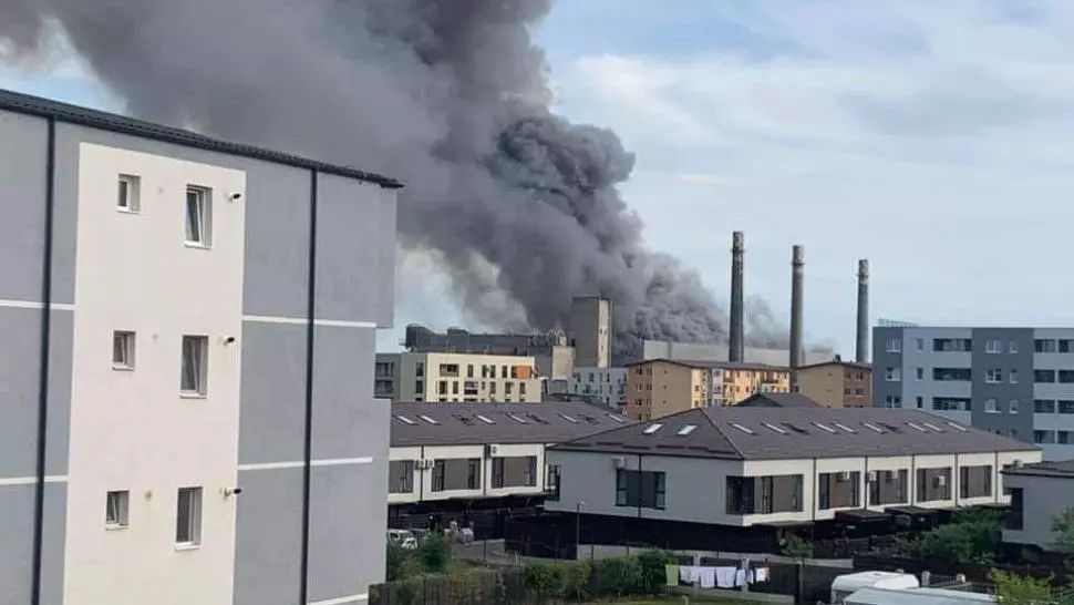 INCENDIU VIOLENT, la o fabrică din Capitală: degajări mari de fum