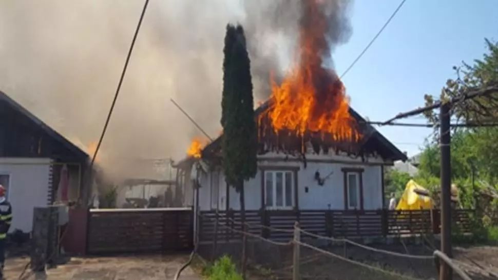 VIDEO Incendiu VIOLENT în Suceava: Case mistuite de flăcări