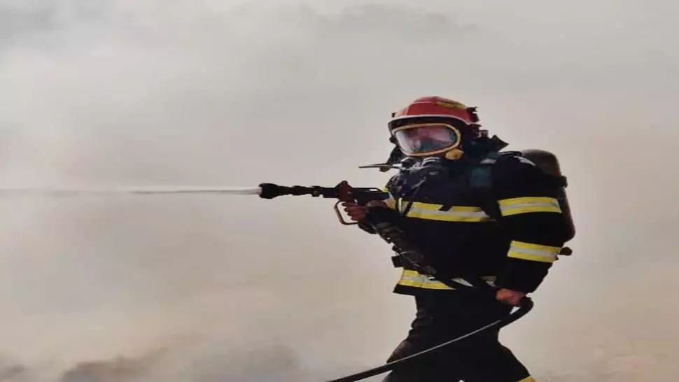 Incendiu puternic la Mănești din județul Prahova: un bărbat, ars pe față și pe mâini 