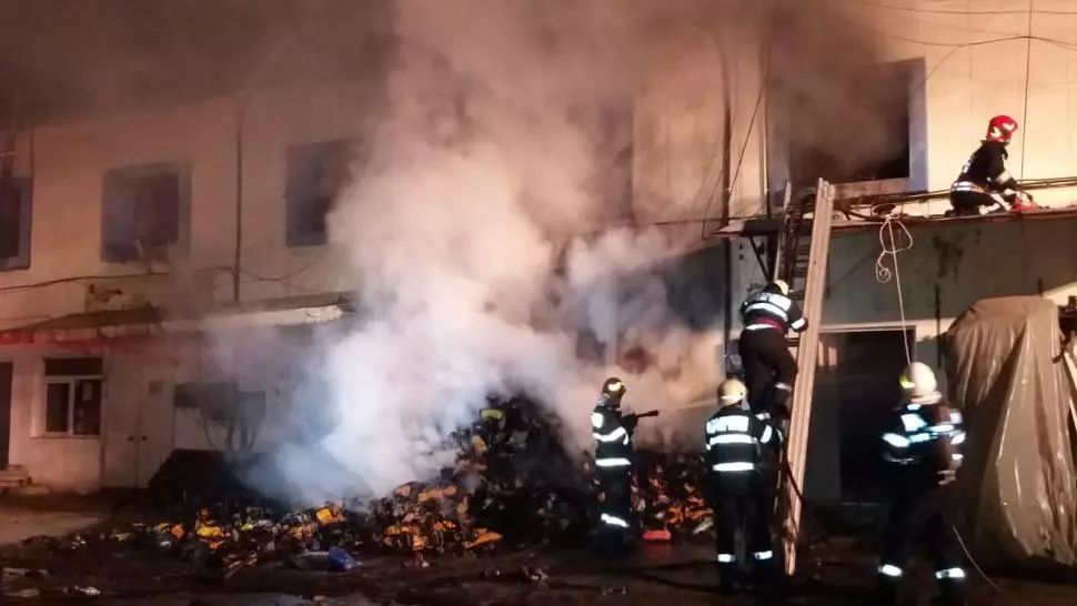 Incendiu devastator la Vaslui, pericol de explozie și emisii chimice VIDEO