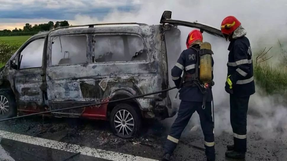 Microbuz în flăcări pe autostrada A1 București-Pitești. Circulația rutieră, îngrunată