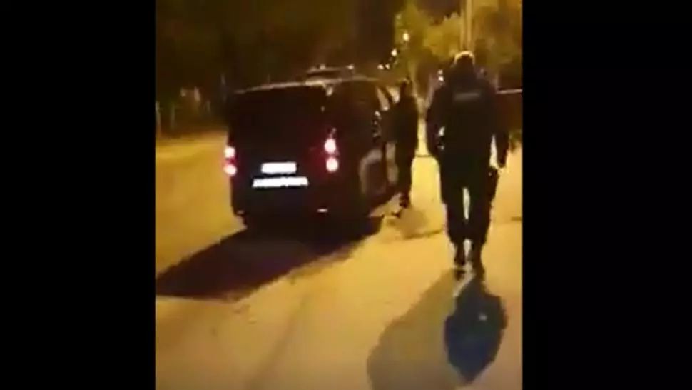 VIDEO Bărbat amendat de jandarmi care nu purtau măști și mănuși, pentru nerespectarea restricțiilor 