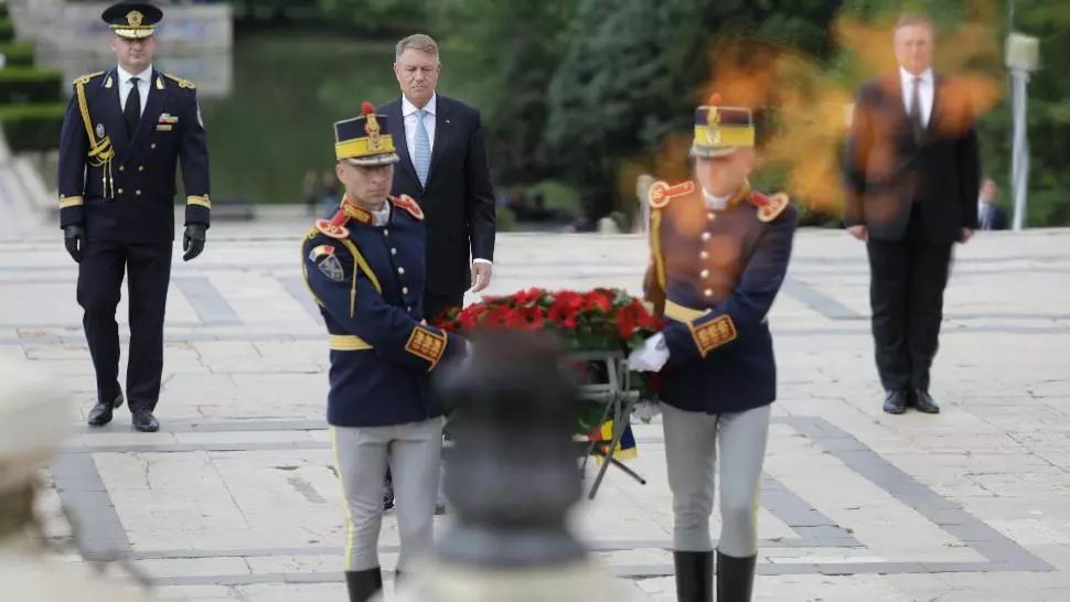 FOTO-VIDEO Președintele Klaus Iohannis, la ceremonia depunerii de coroane la Mormântul Ostașului Necunoscut