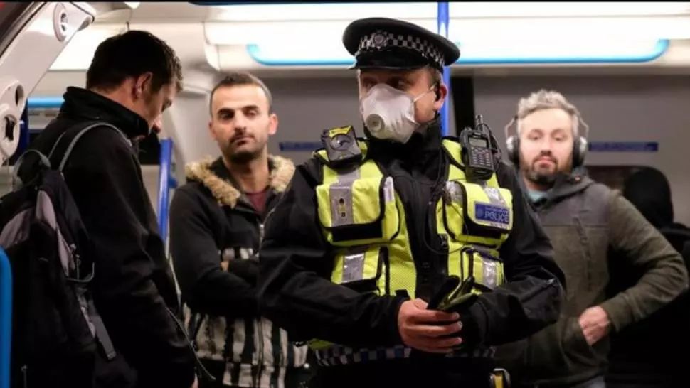 Haos la LONDRA. Aglomerație la metrou, oameni fără măști, poliția în alertă
