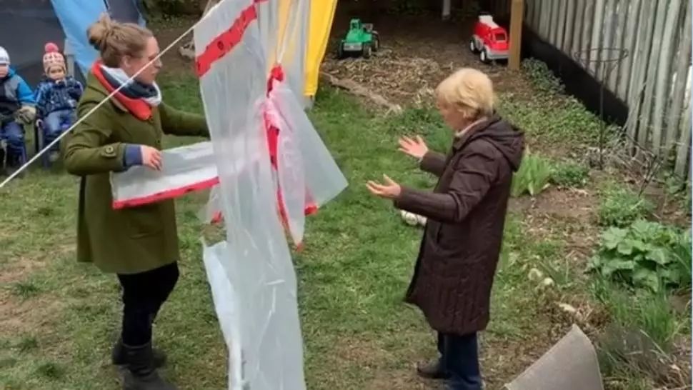 VIDEO VIRAL: Cum funcționează mănușa pentru îmbățișat