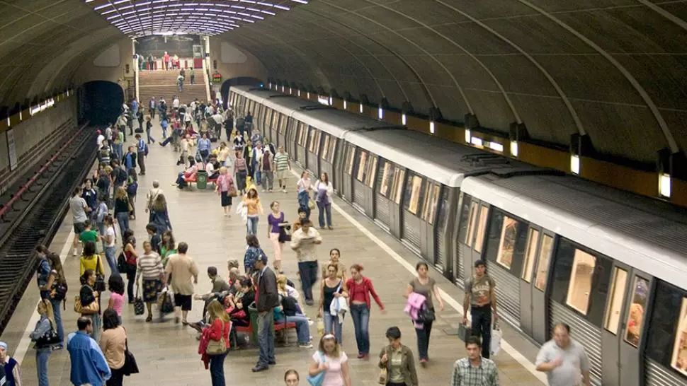 Incident la metroul bucureștean, din cauza unui tren defect. Trafic îngreunat în zona Eroilor