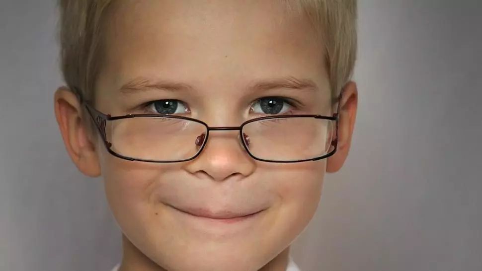 Firea: 4.000 de copii vor beneficia de prijin financiar pentru achiziția de ochelari