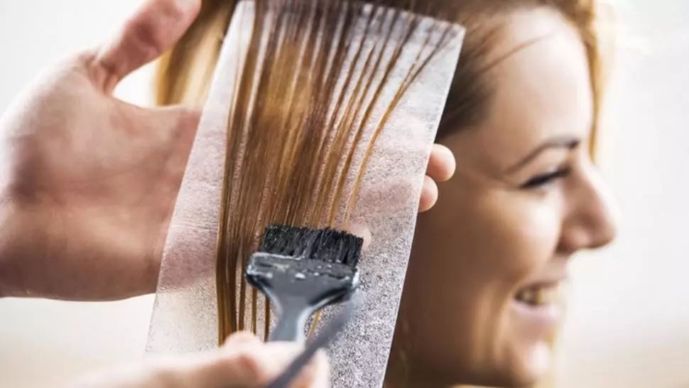 Legătura neaşteptată dintre CANCER şi vopseaua de păr. Oamenii de ştiinţă sunt uimiți!