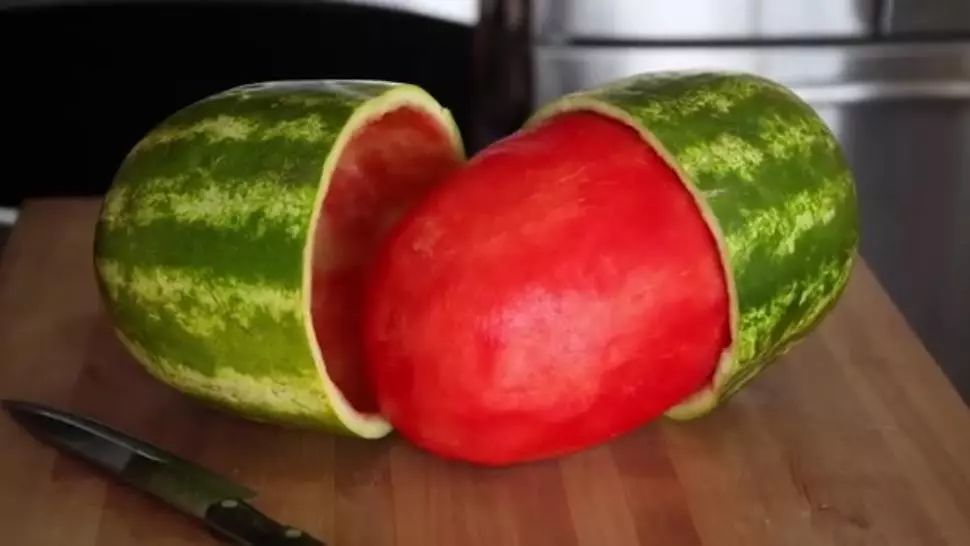 Cum sa cureţi un PEPENE ca un profesionist. Trucul care a cucerit milioane de oameni – VIDEO