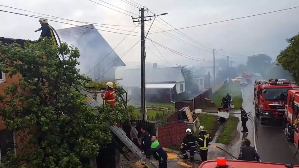 VIDEO Incendiu de proporții într-o localitate din Suceava  