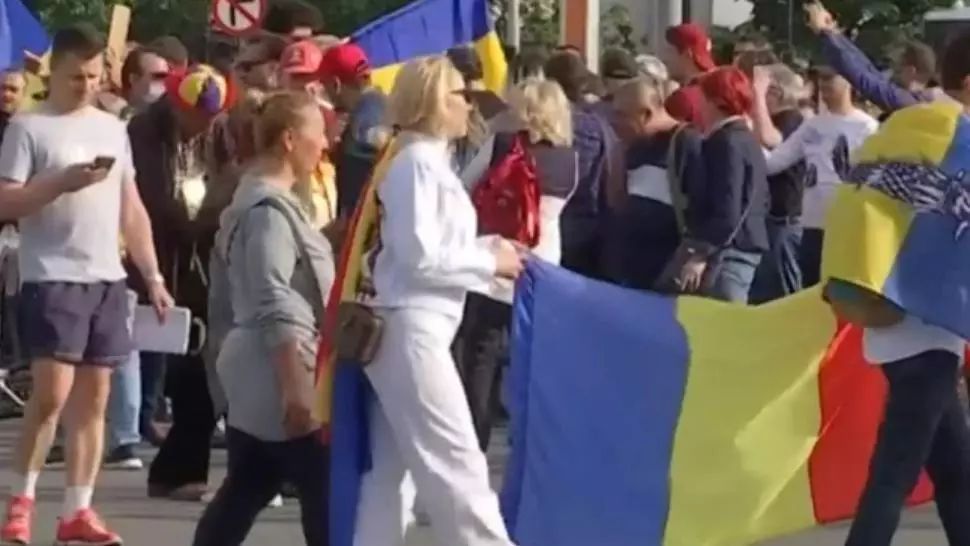 PROTEST inițiat de Viorel Cataramă în Piața Victoriei din Capitală. Măsurile de combatere a COVID-19, CONTESTATE