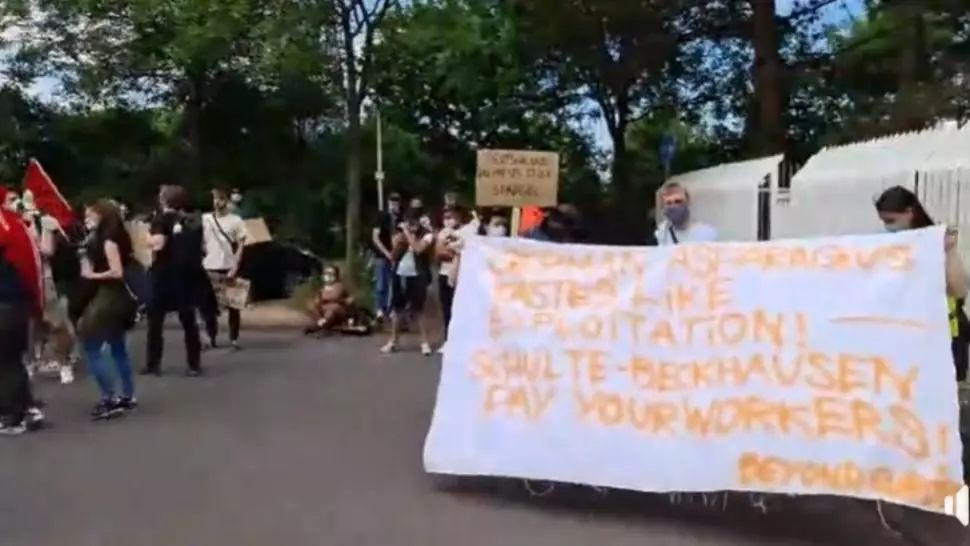 VIDEO Muncitorii români din Germania, noi proteste la Bonn. Sindicaliști nemți, alături de ei