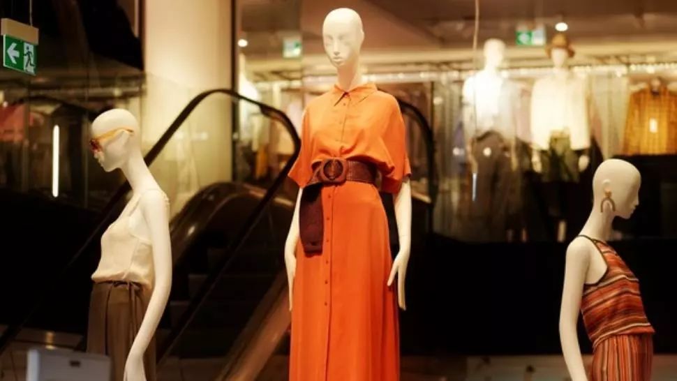 Cum îți comanzi mărimea potrivită la rochii? (P)