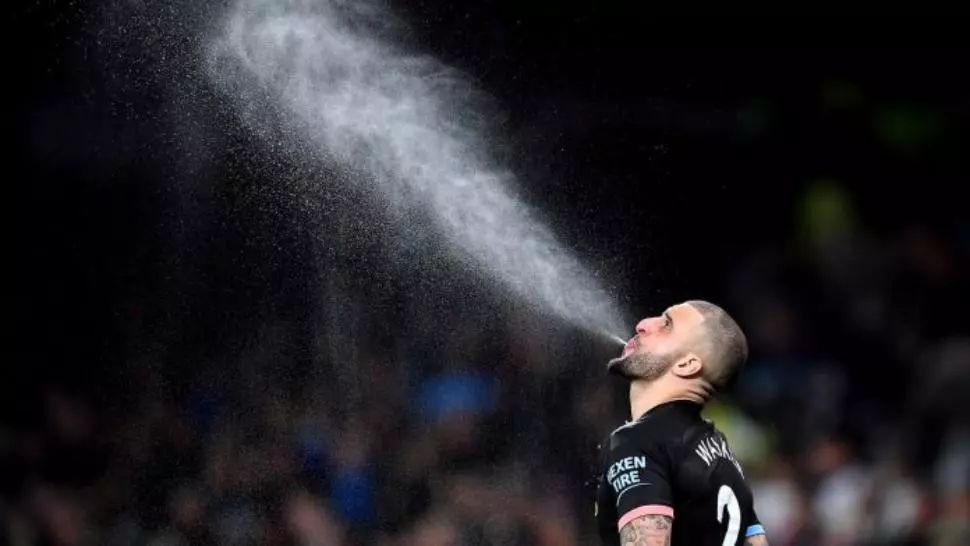 Fotbaliștii ar putea fi sancționați dacă mai scuipă pe teren! Reacția unui club din Liga 1