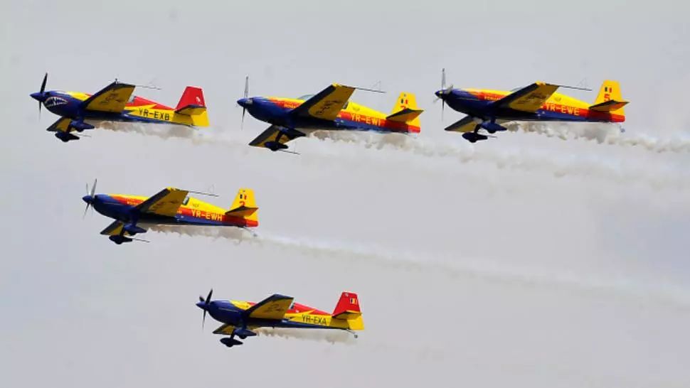 Spectacol pe cer. Formaţia de acrobaţie aviatică ,,Şoimii României'' a survolat marile spitale din Bucureşti