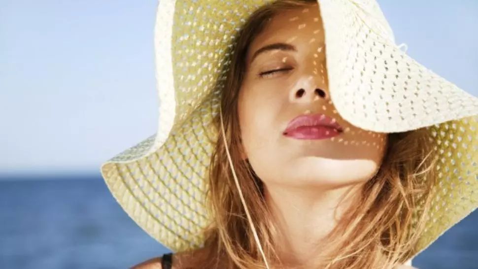 Protecția solară a feței: când este necesară și ce produse să folosești