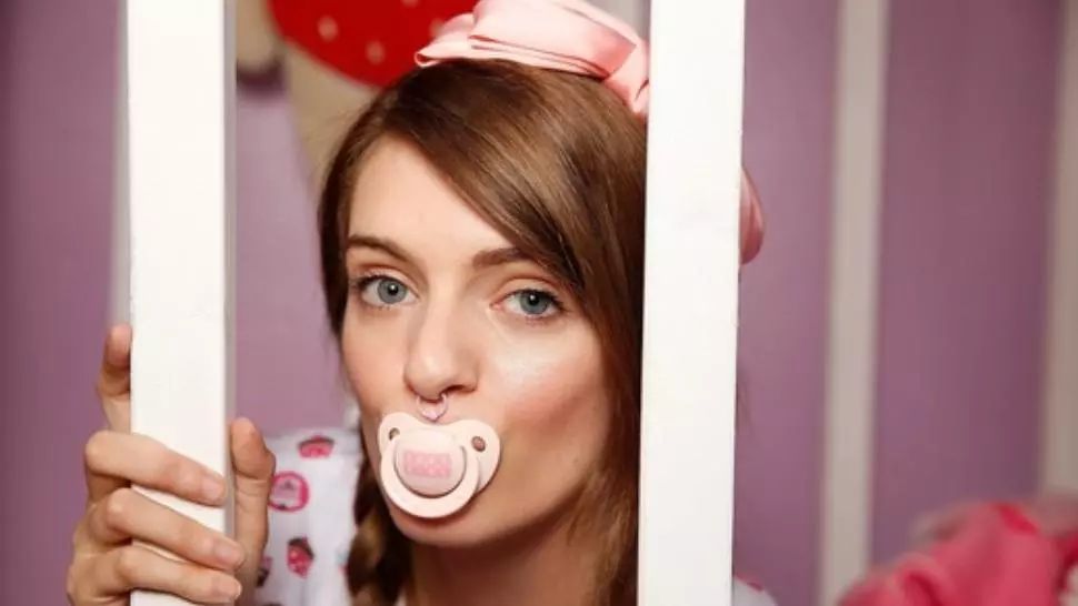 Această tânără are comportamentul unui copil de 2 ani! Motivul, de neimaginat! 