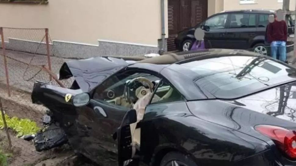 Un bolid Ferarri, făcut praf într-o comună din Alba! Mașina s-a înfipt în gardul unei gospodării