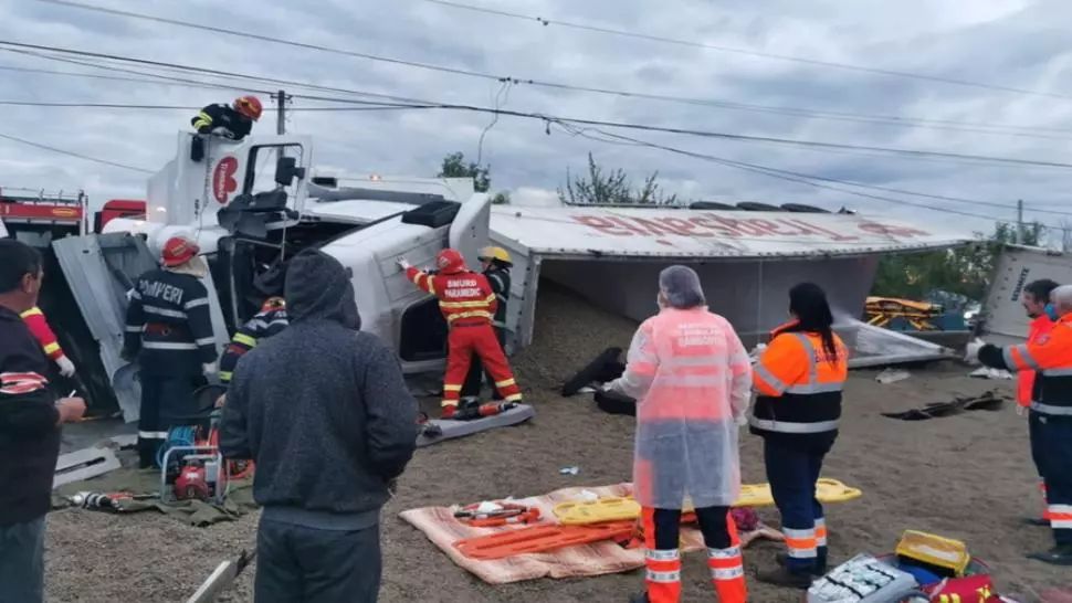 Blocaj pe DN 72: Un tir s-a RĂSTURNAT pe șosea. Șoferul a fost blocat în cabina mașinii