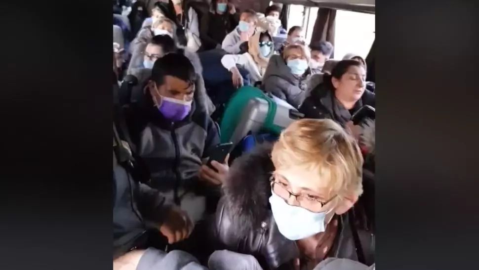 Cum sunt transportaţi spre centrele de carantină românii întorşi în ţară: "Ne transportă ca pe niște animale!"