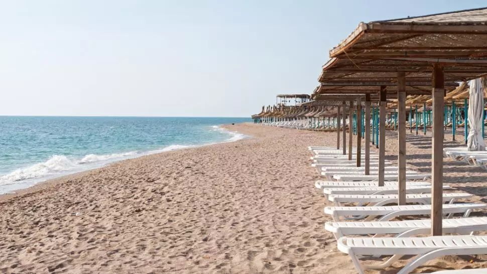 Petrecere inedită pe litoral, de 1 MAI: Un DJ a mixat singur, pe plaja din Vama Veche