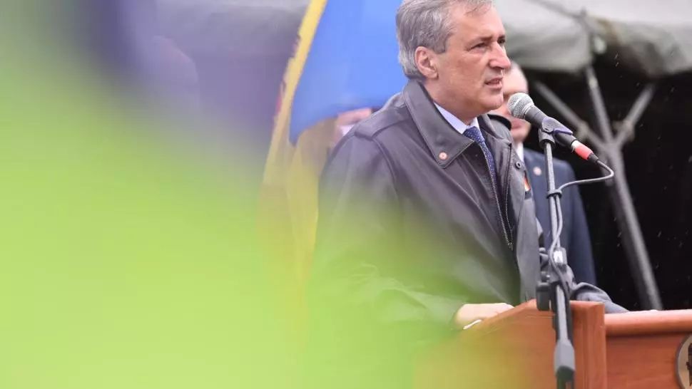 Ministrul Vela se desparte de geaca de piele. Ce a anunțat că va face