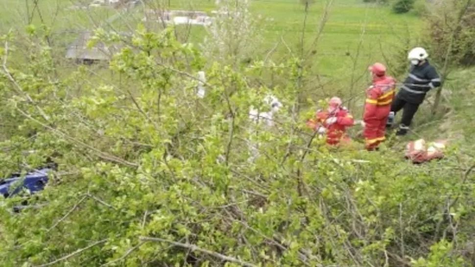 Un bărbat și-a pierdut viața după ce s-a răsturnat cu tractorul într-o râpă 