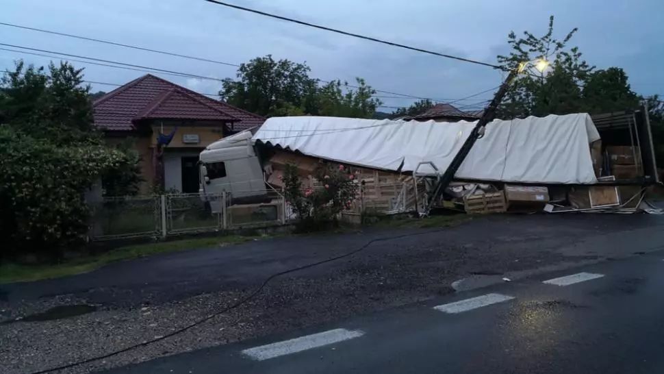 Accident spectaculos în Argeș: a ajuns cu TIR-ul direct în curtea Poliţiei, după ce a ratat curba!