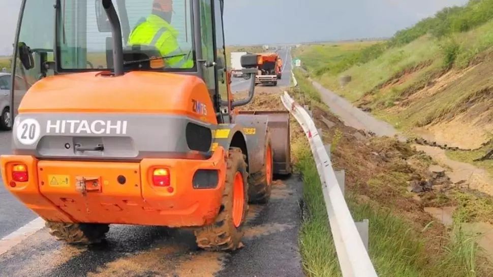 Imagini incredibile! Alunecare de teren pe Autostrada 1! Autoritățile intervin pentru eliberarea carosabilului